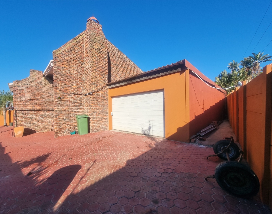 6 Bedroom Property for Sale in Heiderand Western Cape
